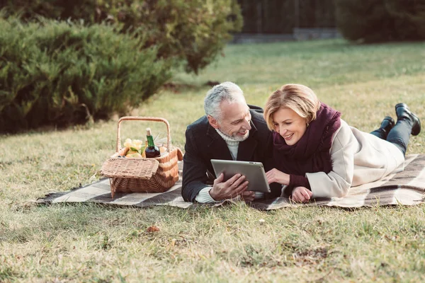 Casal sorridente usando tablet digital — Fotografia de Stock