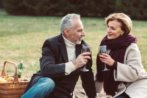 Lächelndes Paar mit Weingläsern — Stockfoto