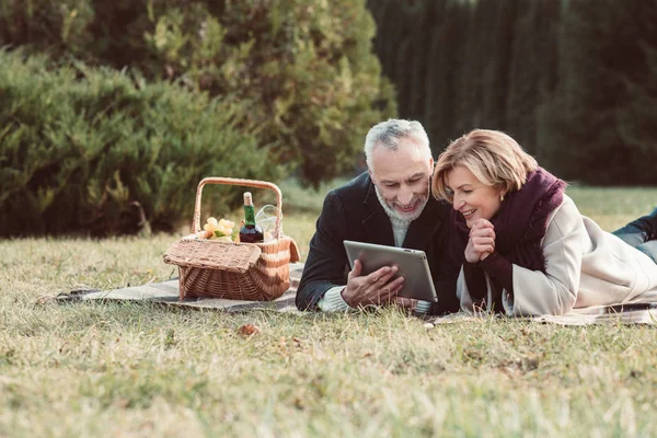 Улыбающаяся пара с помощью цифрового планшета — стоковое фото