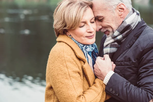 Beau couple mature debout près du lac — Photo de stock