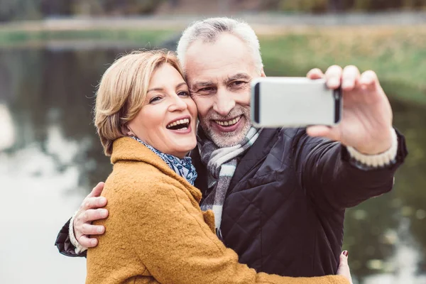 Feliz maduro casal tomando selfie — Fotografia de Stock