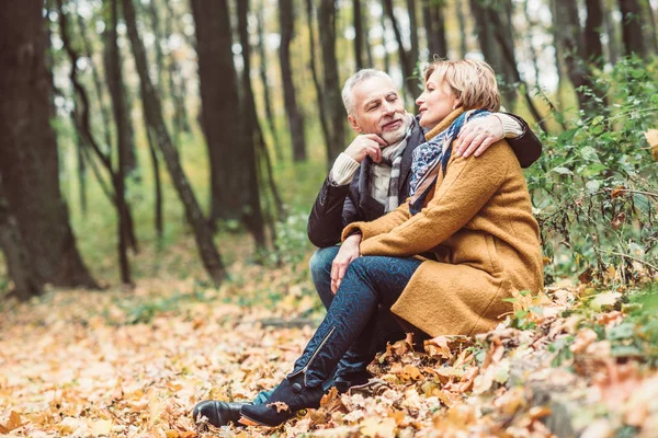 Bella coppia matura nel parco autunnale — Foto stock