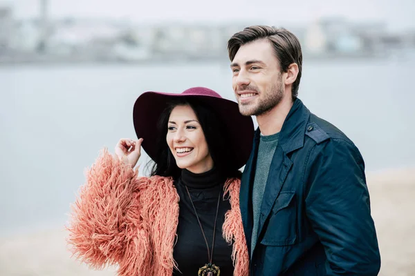 Jeune couple heureux — Photo de stock