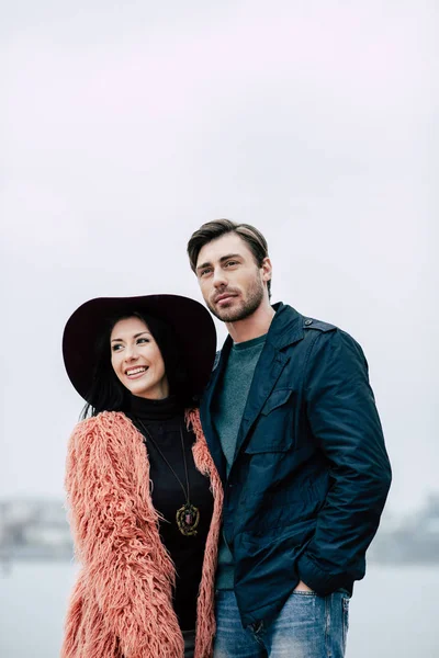 Pareja feliz joven - foto de stock