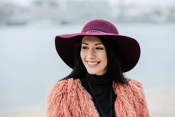 Belle femme souriante dans le chapeau — Photo de stock