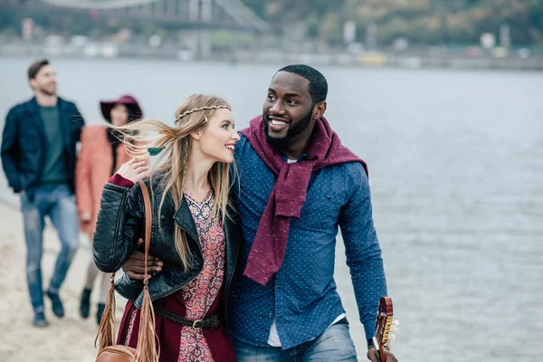 Junge Leute spazieren am Strand — Stockfoto