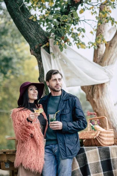 Pareja feliz joven en el picnic al aire libre - foto de stock