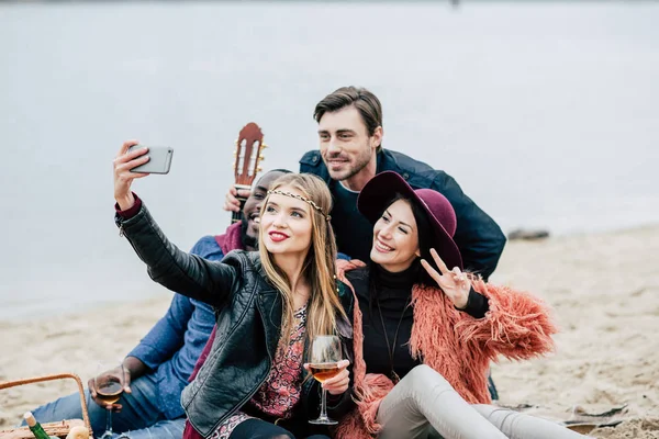 Des gens heureux prenant selfie au pique-nique — Photo de stock