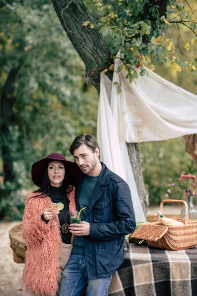 Jovem casal feliz no piquenique ao ar livre — Fotografia de Stock