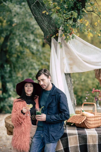 Pareja feliz joven en el picnic al aire libre - foto de stock