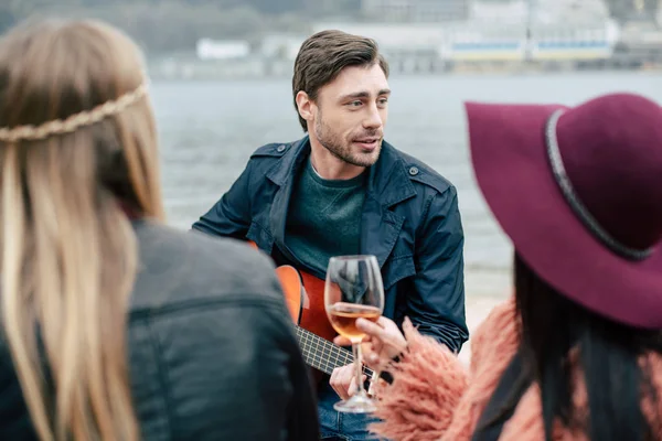 Schöner junger Mann spielt Gitarre — Stockfoto