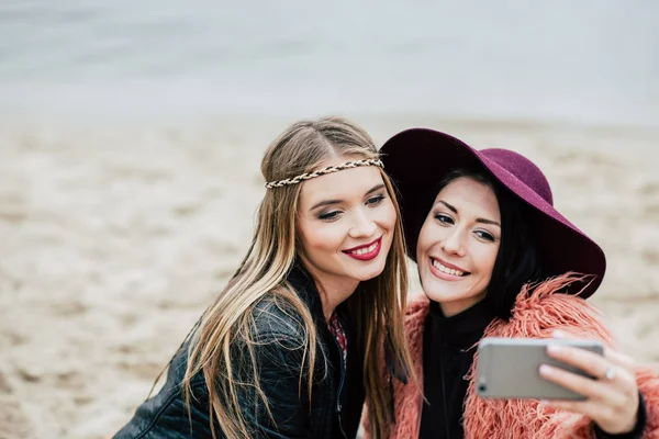 Mulheres sorridentes bonitas tomando selfie — Fotografia de Stock