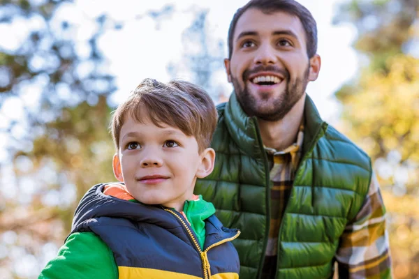 Счастливые отец и сын в парке — стоковое фото