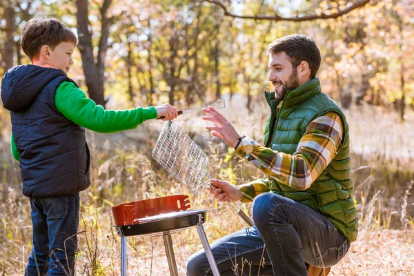 Vater und Sohn bereiten Grill zu — Stockfoto