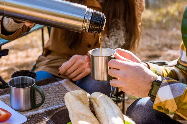 Verser le thé du thermos — Photo de stock