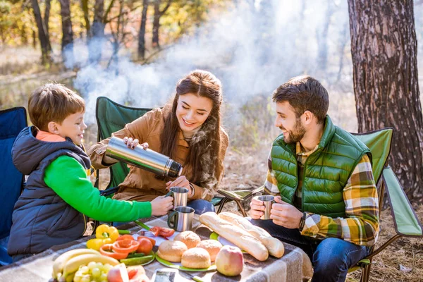Щаслива сім'я на пікніку — стокове фото