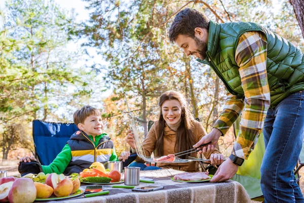 Счастливая семья на пикнике — стоковое фото