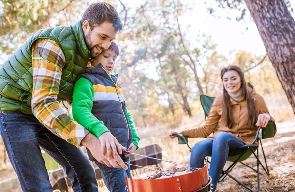 Griller la viande en famille sur le barbecue — Photo de stock