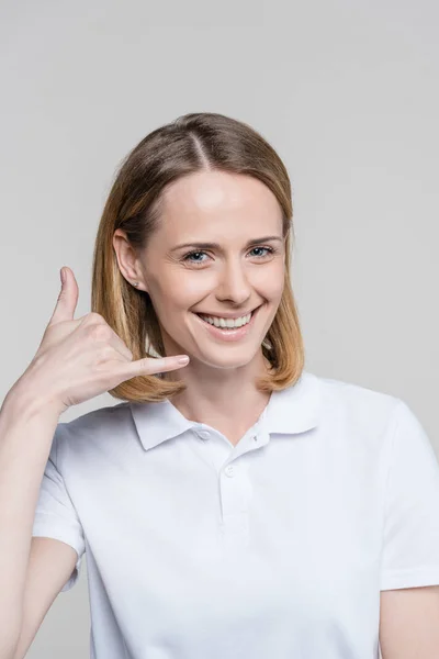 Mujer con llámame símbolo - foto de stock