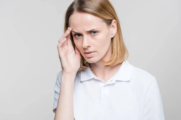 Mujer deprimida con dolor de cabeza - foto de stock