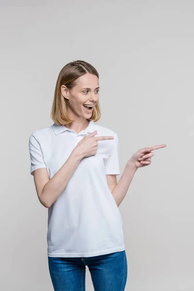 Mujer apuntando a alguna parte - foto de stock