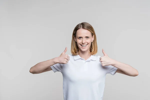 Mujer mostrando pulgares hacia arriba - foto de stock