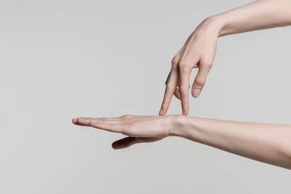 Gestando as mãos femininas — Fotografia de Stock