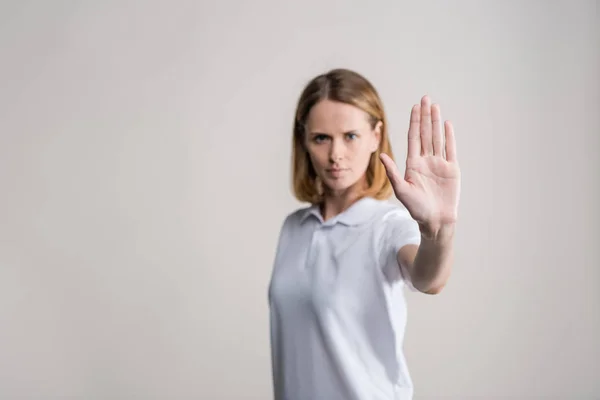 Femme avec symbole d'arrêt — Photo de stock