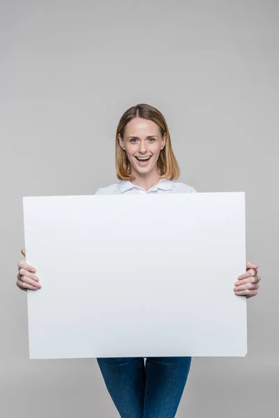 Mujer con tablero en blanco - foto de stock