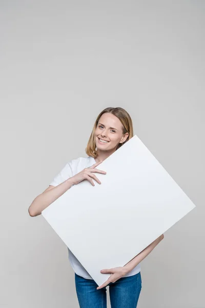 Mujer con tablero en blanco - foto de stock