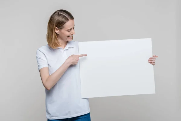 Mulher com placa em branco — Fotografia de Stock