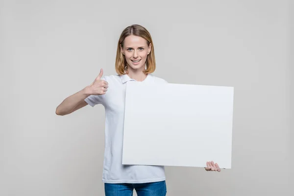 Mulher com placa em branco — Fotografia de Stock