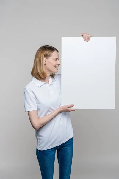 Mulher com placa em branco — Fotografia de Stock