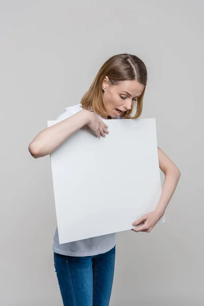 Mulher com placa em branco — Fotografia de Stock