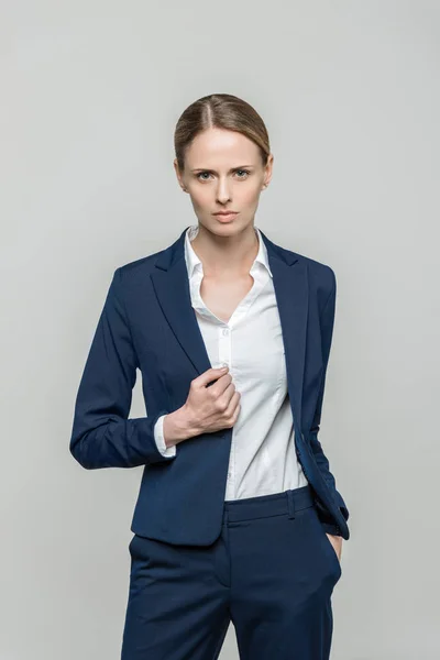 Mujer de negocios confiada en traje - foto de stock