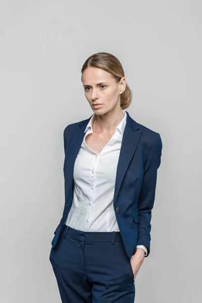 Seria imprenditrice in giacca e cravatta — Foto stock