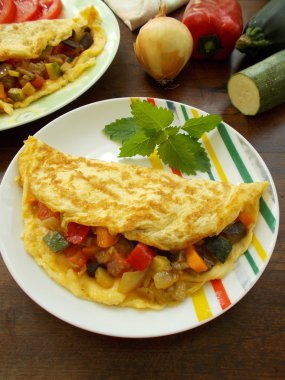 Sebze ile doldurulmuş bir omlet