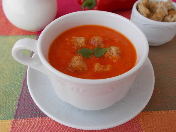 Pepper soup with croutons in white cup — Stockfoto