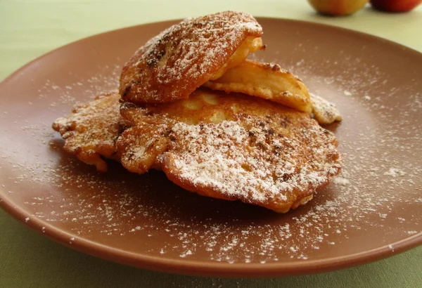 Bratäpfel auf braunem Teller — Stockfoto