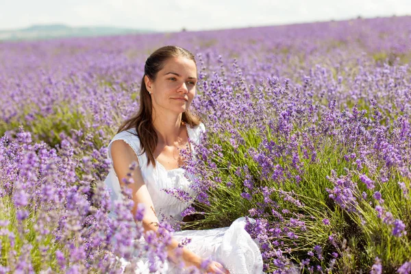 A menina em lavanda — Fotografia de Stock