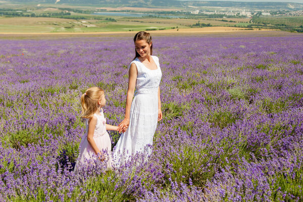 Девушка с ребенком в поле из лаванды
