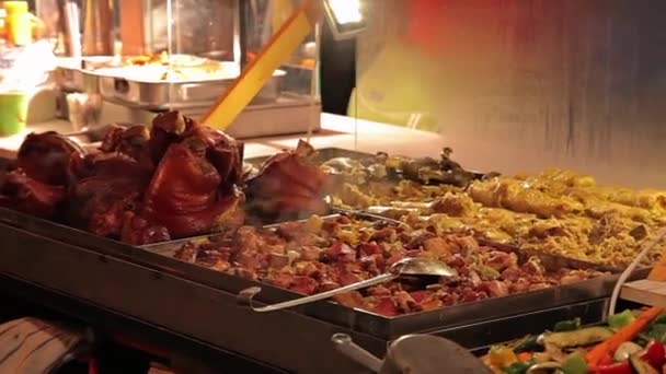 Weihnachtsgerichte, Streetfood. — Stockvideo