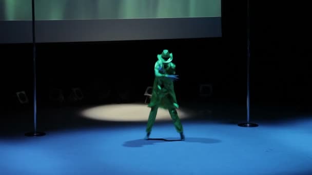 Артист танца демонстрирует тематическую художественную композицию . — стоковое видео