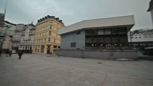 Karlovy Vary Ciudad nocturna — Vídeo de stock