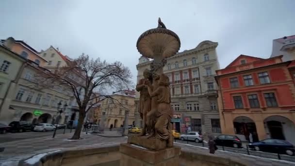 Brunnen in Verbindung mit der Statue — Stockvideo