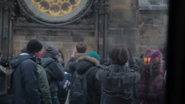 Gözlük için bekleyen kalabalık.