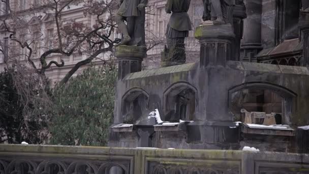 Památníky a sochy v Praze — Stock video