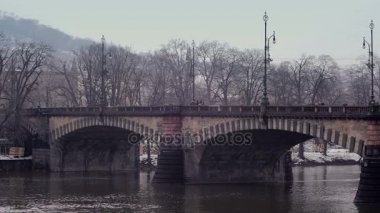 Nehirler köprülerde.