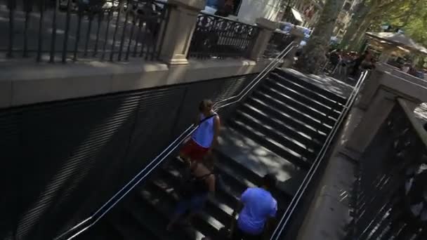 Barcelona, A rua central da cidade . — Vídeo de Stock