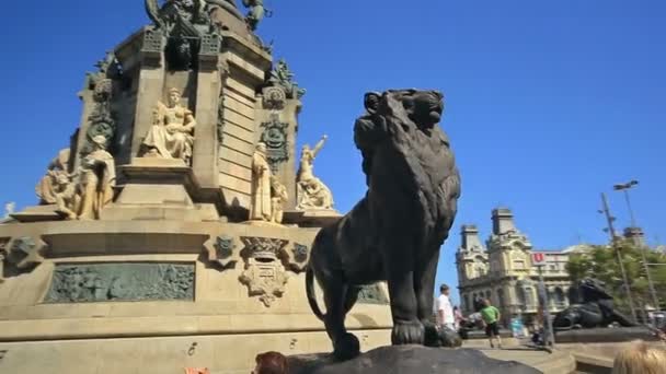 기념관과 남문, 동상 — 비디오